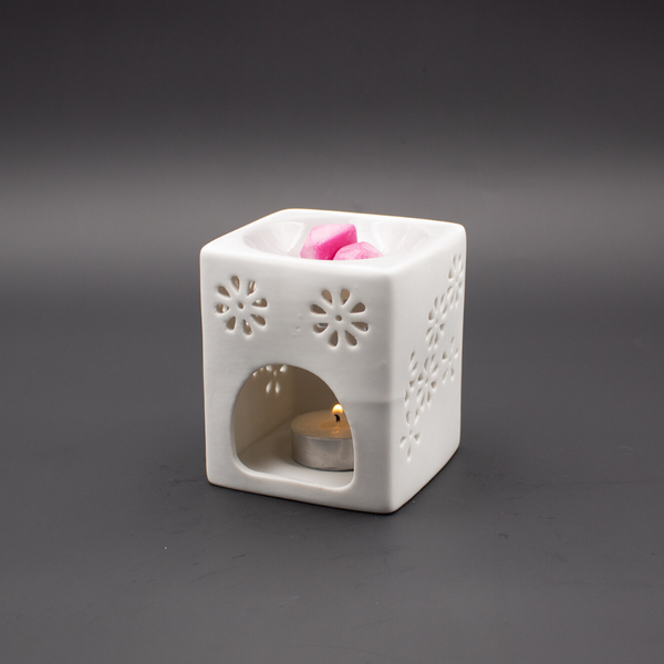Matt white square ceramic melt burner with pink scented melts. Height: 9.5 cm Width: 8.5 cm